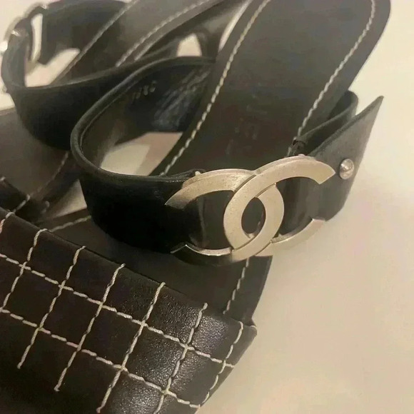 Vintage Chanel Kitten Heel Sandals with Interlocking CC logo - Picture 3 of 7